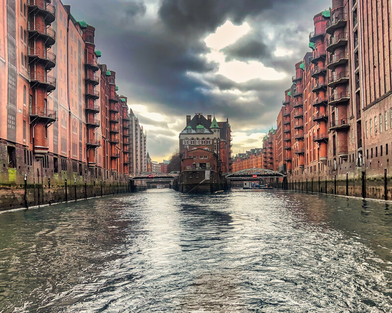 Poggenmühlenbrücke mit Blick auf das Wasserschloss