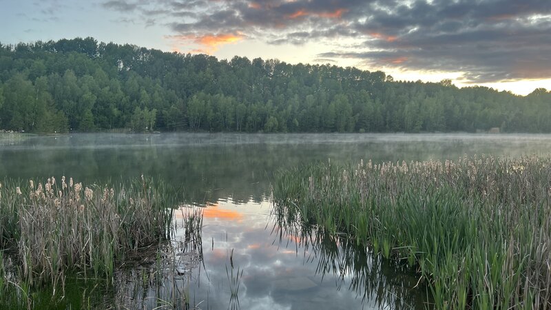Stausee mit Nebel in der Abendsonne